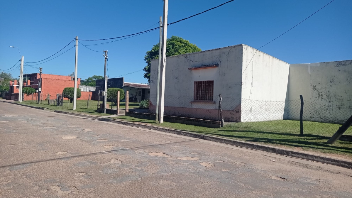Imagen 2 Viviendas y terreno en esquina.